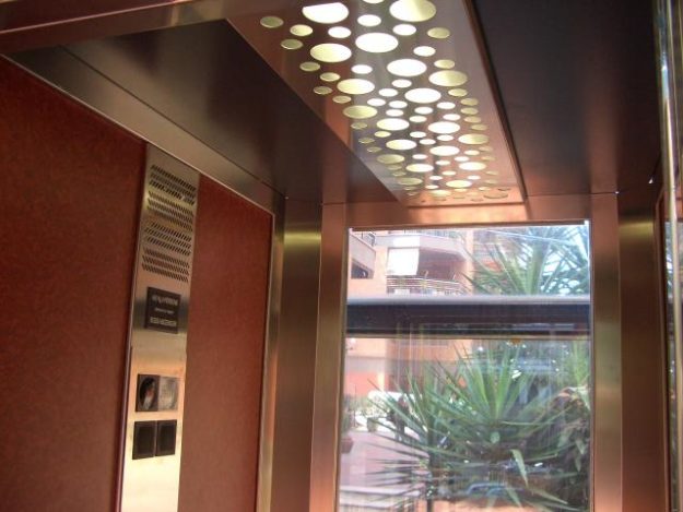 Dettaglio illuminazione cabina ascensore Via della Magliana Piccolo ascensore interno appartamento