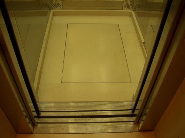 Dettaglio pavimento cabina ascensore sede uffici Bulgari - Bossi Ascensori  .